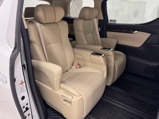 足元広々で、ゆったりとした後席ですね。　後席でノビノビ、リラックス快適な空間でドライブはいかがですか。