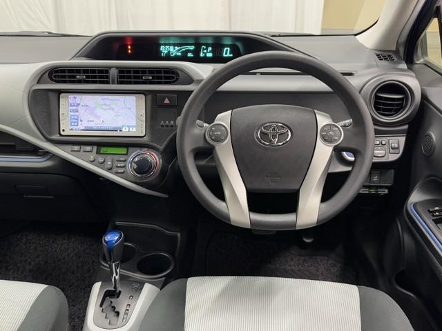 アクア Ｓ　スマートキープッシュスタート　キーレスエントリ　イモビ　ナビ＆ＴＶ　オートエアコン　デュアルエアバック　ＥＳＣ　Ｂカメラ　パワーウィンドウ　ＡＵＸ端子　ＥＴＣ　ＳＲＳ　ワンセグＴＶ　パワーステアリング（4枚目）