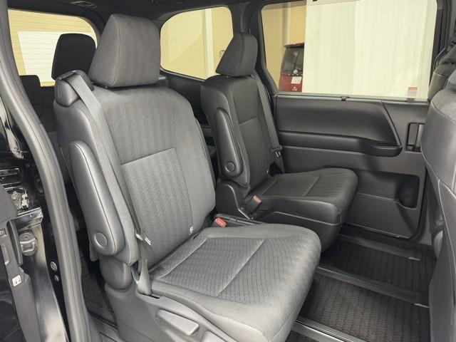 ノア ハイブリッドＳ－Ｇ　両電動ドア　衝突回避ブレーキ　ダブルエアコン　イモビ　クルコン　バックガイドモニター　横滑り防止装置　記録簿　ＬＥＤヘッドライト　ドライブレコーダー　キーレス　スマートキー　３列シート　ＤＶＤ再生（16枚目）