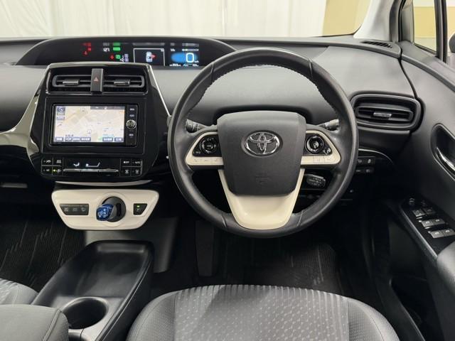 プリウス Ｓセーフティプラス　衝突回避システム　Ｂモニター　ドラレコ付き　定期点検記録簿　ＬＥＤライト　クルコン　ＥＴＣ装備　スマートＫＥＹ　ナビＴＶ　イモビライザー　横滑り防止機能　ＰＷ　カーテンエアバッグ　キーレスエントリー（4枚目）