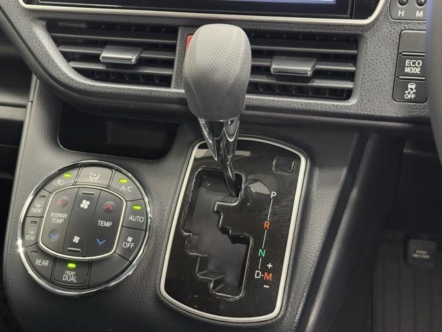 ノア Ｘ　衝突回避ブレーキ　ダブルエアコン　エアコン　フルフラットシート　後カメラ　横滑り防止機能　メモリ－ナビ　ＤＶＤ再生機能　地デジフルセグ　ＬＥＤライト　オートクルーズ　ＡＵＸ　パワステ　ＡＢＳ　３列（12枚目）