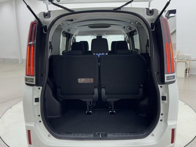 ノア Ｘ　衝突回避ブレーキ　ダブルエアコン　エアコン　フルフラットシート　後カメラ　横滑り防止機能　メモリ－ナビ　ＤＶＤ再生機能　地デジフルセグ　ＬＥＤライト　オートクルーズ　ＡＵＸ　パワステ　ＡＢＳ　３列（16枚目）