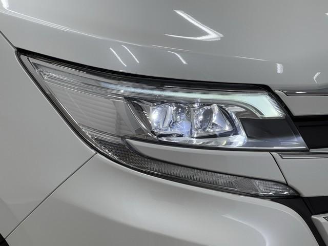 ノア Ｘ　衝突回避ブレーキ　ダブルエアコン　エアコン　フルフラットシート　後カメラ　横滑り防止機能　メモリ－ナビ　ＤＶＤ再生機能　地デジフルセグ　ＬＥＤライト　オートクルーズ　ＡＵＸ　パワステ　ＡＢＳ　３列（17枚目）