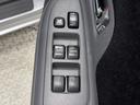 パワーウィンドウのスイッチですよ。 運転席に居ながら窓を開け閉めのコントロールできますよ。 ロック機能で、子供がイタズラして窓を開けるという事も無くなりますよ。
