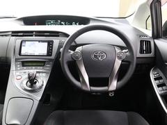 センターメーターです。メーターがセンターに有ると運転時、メーターへの視線移動が少なく済むので見易いですよ。 4