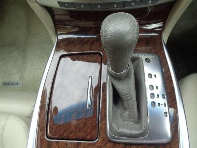 フーガ ２．５　２５０ＶＩＰ　インテリジェントクルーズコントロール　寒冷地仕様　黒革シート　スマートキー　盗難防止システム　アルミホイール　オートクルーズコントロール　ワンオーナー　ＬＥＤヘッドライト　サイドカメラ　ワンセグＴＶ　レーンアシスト　点検記録簿付　ナビＴＶ（9枚目）