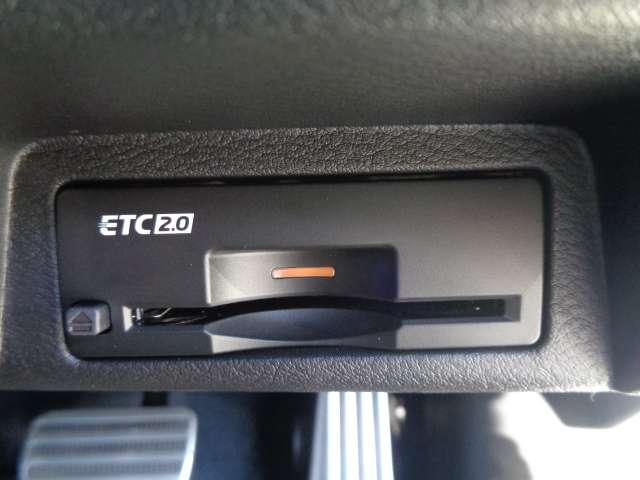 スカイライン ３．０　４００Ｒ　ＢＯＳＥサウンドシステム　本革シ－ト　ＬＥＤヘッド　キーレスエントリー　ワンオーナ　車線逸脱警報　スマ－トキ－　バックモニター　クルコン　メモリーナビ　ナビＴＶ　サイドカメラ　ＡＡＣ　アルミ　盗難防止装置　ＥＴＣ　エアバッグ（11枚目）