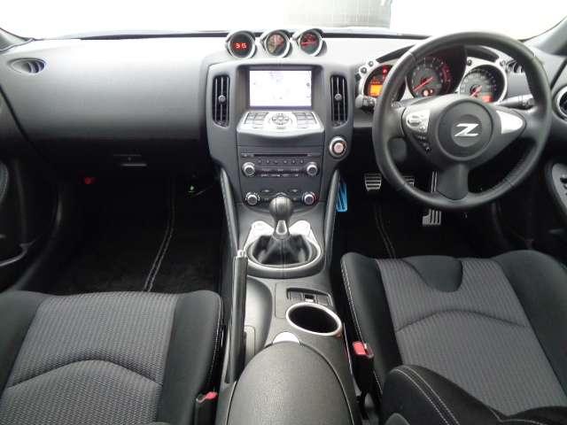 フェアレディＺ ３．７　６ＭＴ・メーカーナビ・ＴＶ　メンテナンスノート　カーテンエアバッグ　Ｂガイドモニター　助手席エアバック　スマキー　オートエアコン　イモビライザー　ＥＴＣ　ワンセグ　パワステ　キーレスエントリー　ナビＴＶ　ＡＢＳ　アルミホイール（3枚目）