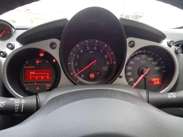 フェアレディＺ ３．７　６ＭＴ・メーカーナビ・ＴＶ　メンテナンスノート　カーテンエアバッグ　Ｂガイドモニター　助手席エアバック　スマキー　オートエアコン　イモビライザー　ＥＴＣ　ワンセグ　パワステ　キーレスエントリー　ナビＴＶ　ＡＢＳ　アルミホイール（7枚目）