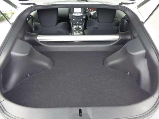 フェアレディＺ ３．７　６ＭＴ・メーカーナビ・ＴＶ　メンテナンスノート　カーテンエアバッグ　Ｂガイドモニター　助手席エアバック　スマキー　オートエアコン　イモビライザー　ＥＴＣ　ワンセグ　パワステ　キーレスエントリー　ナビＴＶ　ＡＢＳ　アルミホイール（16枚目）