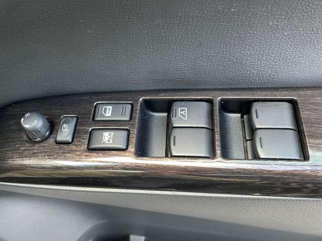 エルグランド ２．５　２５０ハイウェイスター　後席モニター　純正ＨＤＤナビ　地デジ　リアカメラ　ＰＳ　キーフリー　サイドカメラ　サイドエアバック　ＴＶナビ　記録簿有　ＥＴＣ付　パワーウインドウ　運転席エアバッグ　メモリーナビ　ＡＢＳ　助手席エアバッグ　ワンセグＴＶ　スマートキ（14枚目）