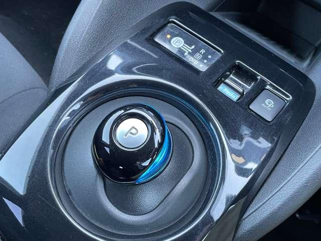 リーフ Ｘ　エマージェンシーブレーキ　純正ナビ　レーンアシスト　ＬＥＤ　Ｂカメラ　イモビライザー　ドラレコ　クルコン　メモリーナビ　パワーウィンドウ　オートエアコン　Ｗエアバッグ　ＡＷ　サイドエアバッグ　エアバッグ　ナビＴＶ　キーフリー　記録簿（20枚目）