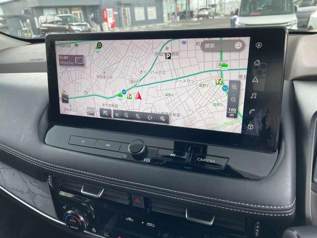 日産純正のカーナビが付いておりますので知らない所でもサポートしますので安心ですね。色々な機能でドライブも快適ですね。
