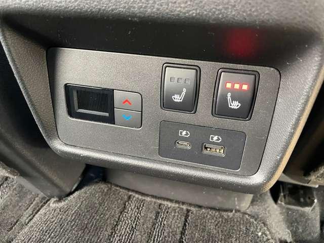 後席にもシートヒーターも装備されております。