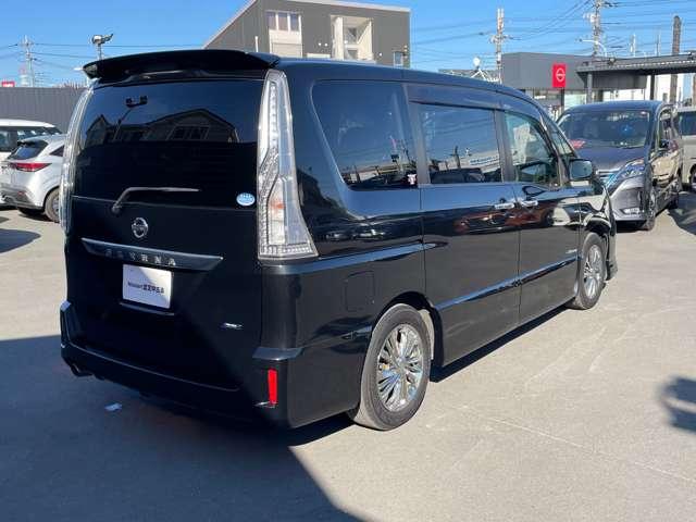 後部ガラスにはプライバシーガラスが装備されており不快な紫外線や日差しからお肌を守ってくれますので安心です。