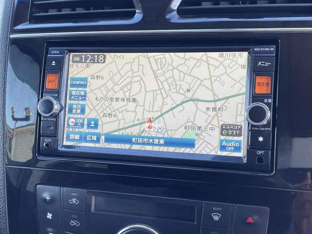 日産純正のカーナビが付いておりますので知らない所でもサポートしますので安心ですね。色々な機能でドライブも快適ですね。