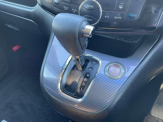 シンプルで握りやすいシフトレバー！