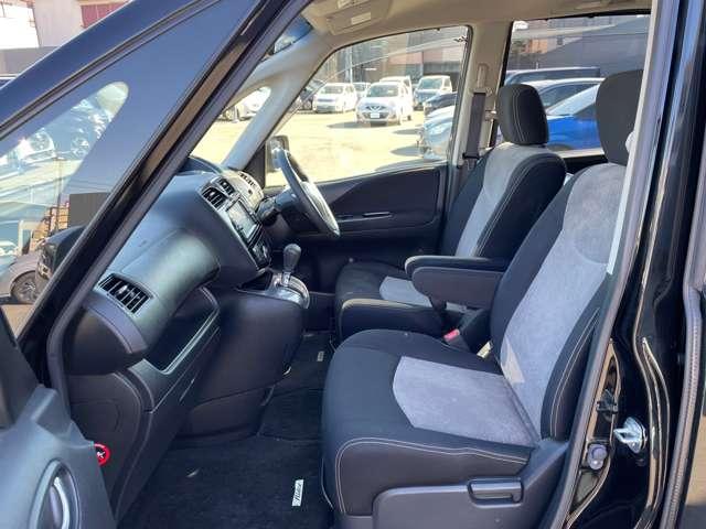 助手席は広く長時間お乗りになられていても疲れにくいです