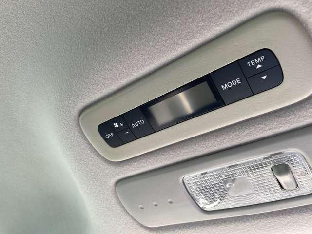 ツインエアコンとなっており、２列目も冷暖房完備となっております