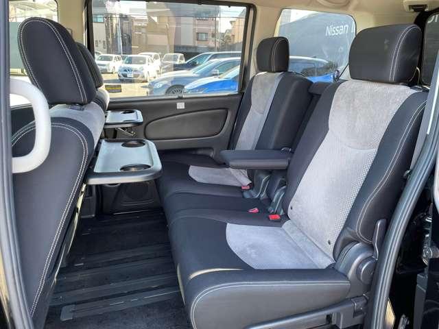 カップホルダー付きのテーブルが装備されておりますので、長時間のドライブや小さなお子様がいる方に大変便利です。