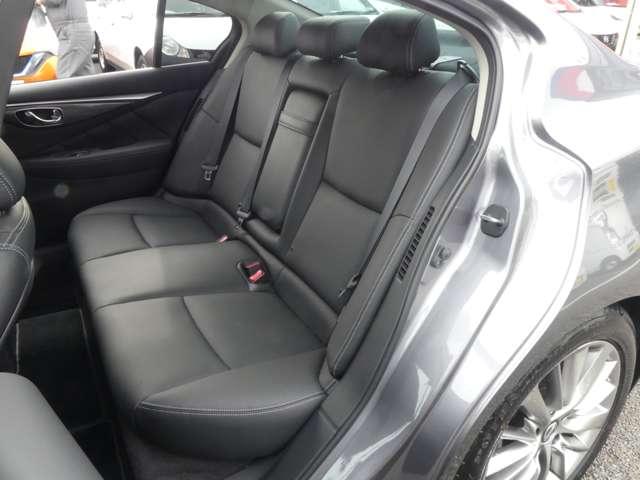 スカイライン ３．５　ハイブリッド　ＧＴ　タイプＰ　プロパイロット２．０　黒本革シート　踏み間違い防止　インテリジェントアラウンドビューモニター　黒革シート　レーンキープアシスト　バックカメラ　ＥＴＣ　ＬＥＤ　１オーナー　定期点検記録簿　インテリジェントキー　ＡＣＣ　キーフリー（15枚目）