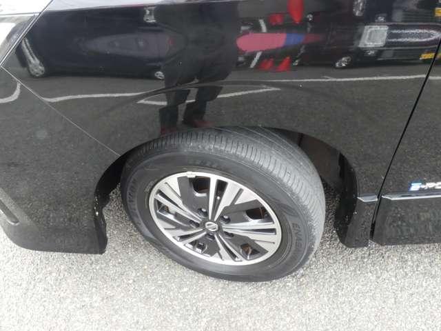 セレナ １．２　ｅ－ＰＯＷＥＲ　ハイウェイスター　Ｖ　防水シート　ツインモニター　３６０°カメラ　エマジェンシーブレーキ　１オナ　スマキー　ＬＥＤ　レーンアシスト　点検記録簿付　ＥＴＣ　ドラレコ　Ａストップ　イモビ　フルオートエアコン　アルミホイール　エアバック　メモリーナビ（18枚目）