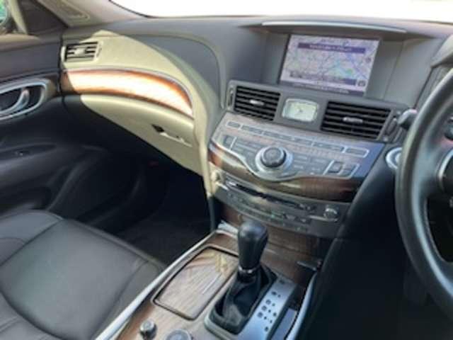 フーガハイブリッド ３．５　ＶＩＰ　セミアニリン本革シート　レーンキープアシスト　記録簿付き　クルコン　エマブレ　ＬＥＤライト　スマートキー　アルミホイール　本革　ＥＴＣ　バックモニター　ＨＤＤナビ　サイドカメラ　オートエアコン（8枚目）