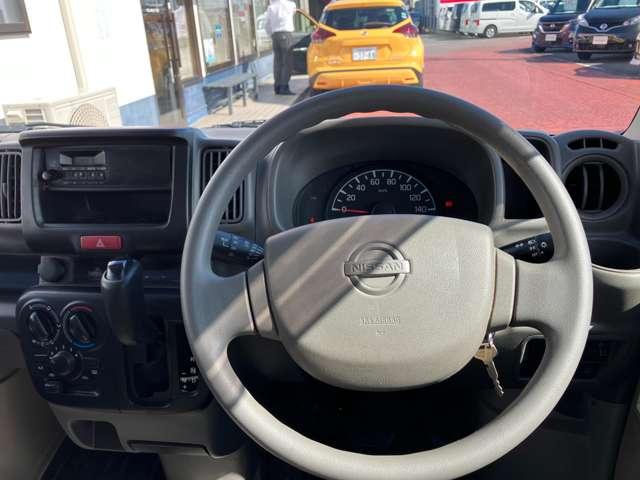 使いやすく安全な操作性と良好な視界を実現した運転席!