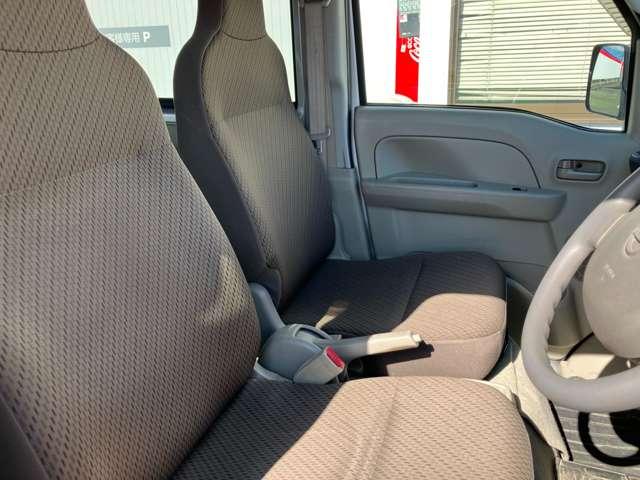インパネシフトなので、足元ひろびろです。