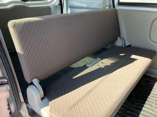 リヤシートは折り畳み可能です。