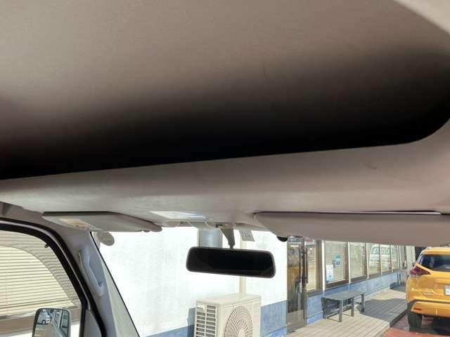 フロントシート上には収納スペースが。ビジネスに便利。