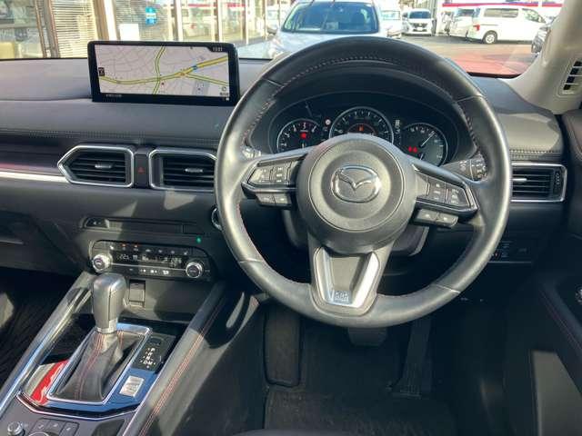 使いやすく安全な操作性と良好な視界を実現した運転席！