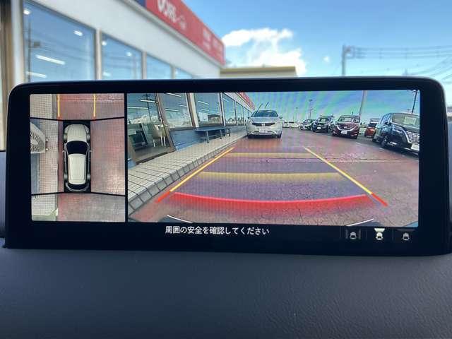 アラウンドビューモニターまるで車を真上から映したような映像で、前後左右の感覚が分かります♪車庫入れや駐車時に大活躍の機能です。