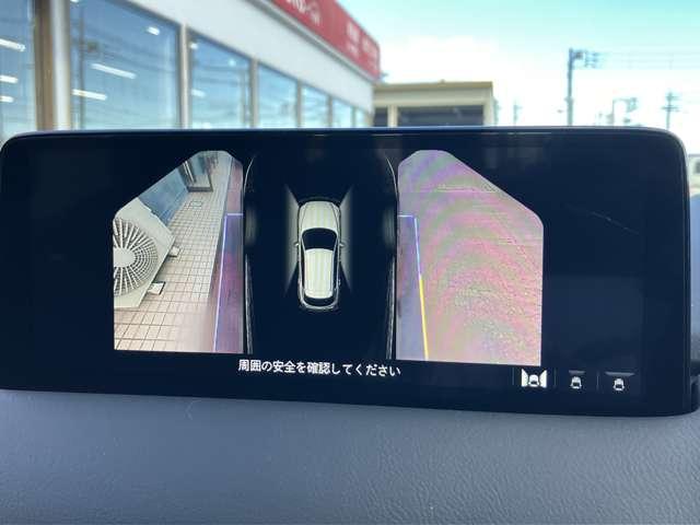 車両の両側下を映します。駐車枠に入っているか確認出来ます。