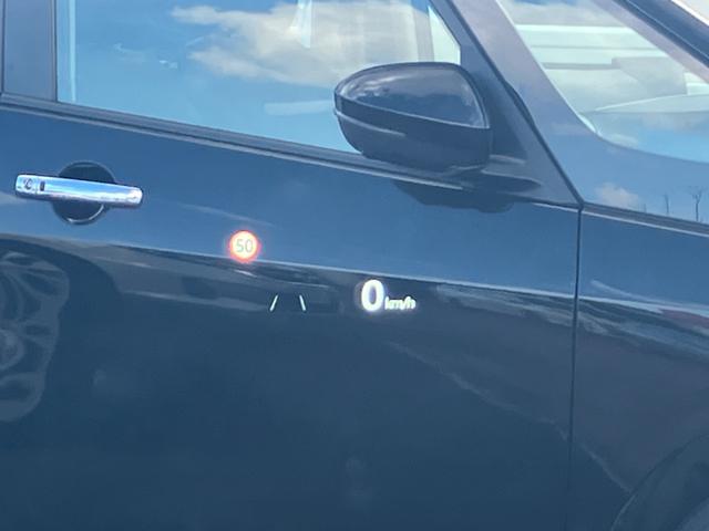 フロントガラスの運転席前には速度等が表示されます。目線を移さずに速度確認が出来ます。