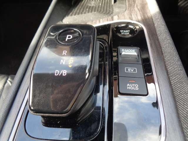 オーラ １．２　Ｇ　レザーエディション　追突防止　レーダークルーズ　車線逸脱警報装置　盗難防止　記録簿　バックモニター　ＥＴＣ　インテリジェントキー　メモリーナビゲーション　ＡＷ　キーレスエントリー　オートエアコン　ＡＢＳ　パワーウィンドウ（10枚目）