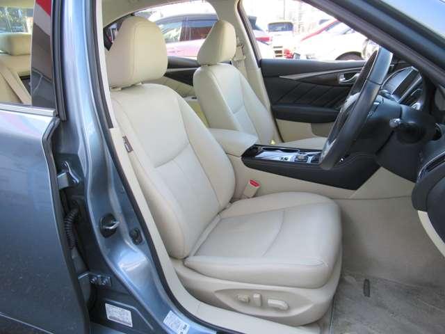 運転席は乗り心地が良く快適にお乗り頂けます♪♪　シートリフターやステアリングチルト付き車なら更に最適なシートポジションに設定して運転できます♪♪