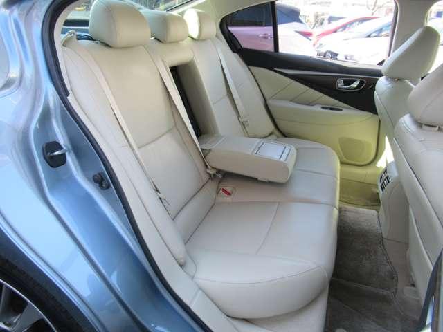 シート　センターには可倒式のアームレストが付き、自分だけの空間が作れます♪♪　ドリンクホルダーも付いて心地よいスペースです♪♪