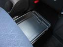 助手席下には便利な収納スペースがあります♪♪ 車検証など入れておく場所にもなりますので、グローブボックスを犠牲にする事が減ります♪♪