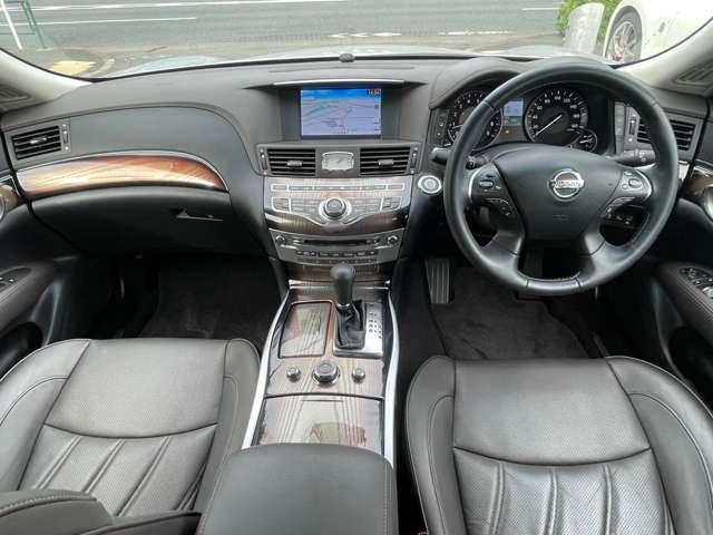 フーガ ３．７　３７０ＶＩＰ　セミアニリン本革シート後席読書灯ＡＶＭ　本革シート　インテリキー　ＬＤＰ　Ｂカメラ　クルコン　ＥＴＣ　ＨＤＤナビ　１オーナー　サイドカメラ　キーフリー　記録簿　アルミホイール　衝突軽減ブレーキ　ＬＥＤヘッド（4枚目）