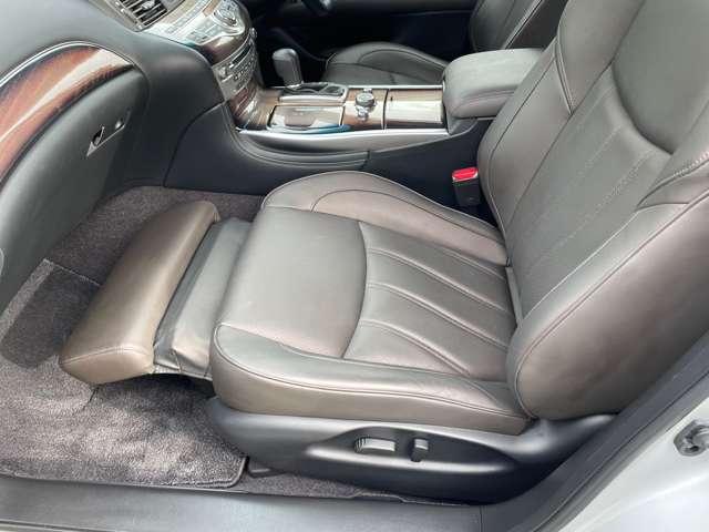 フーガ ３．７　３７０ＶＩＰ　セミアニリン本革シート後席読書灯ＡＶＭ　本革シート　インテリキー　ＬＤＰ　Ｂカメラ　クルコン　ＥＴＣ　ＨＤＤナビ　１オーナー　サイドカメラ　キーフリー　記録簿　アルミホイール　衝突軽減ブレーキ　ＬＥＤヘッド（17枚目）