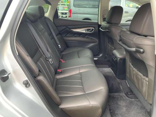 フーガ ３．７　３７０ＶＩＰ　セミアニリン本革シート後席読書灯ＡＶＭ　本革シート　インテリキー　ＬＤＰ　Ｂカメラ　クルコン　ＥＴＣ　ＨＤＤナビ　１オーナー　サイドカメラ　キーフリー　記録簿　アルミホイール　衝突軽減ブレーキ　ＬＥＤヘッド（18枚目）