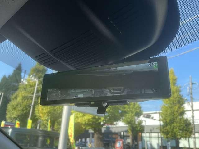 ５人乗車時も後方を確認できます　スマートルームミラーつきです