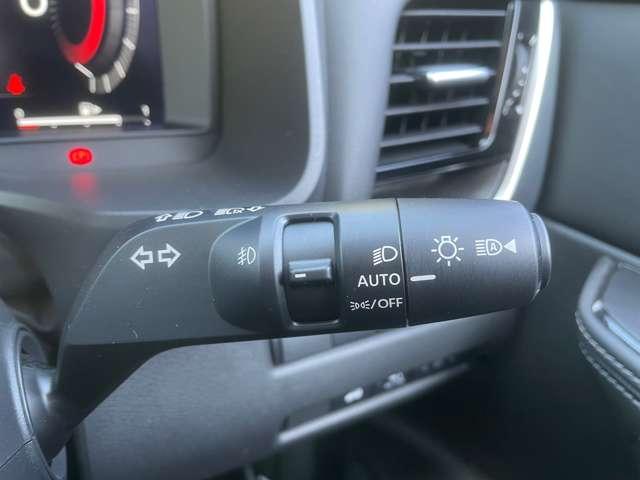 暗い場所に行くと点灯し明るい場所に行くと消灯します　オートライトつきです