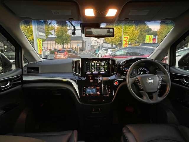 エルグランド 2.5 250ハイウェイスター プレミアム アーバンクロム 純正大型画面ナビ後席モニターAVM黒本革S 1オナ 全周囲カメラ LEDライト インテリジェントキー 黒革シート PW クルコン サイドエアバック キーフリー メモリーナビ レーンキープ ETC エアバッグ オートエアコン ナビTV ABS(4枚目)