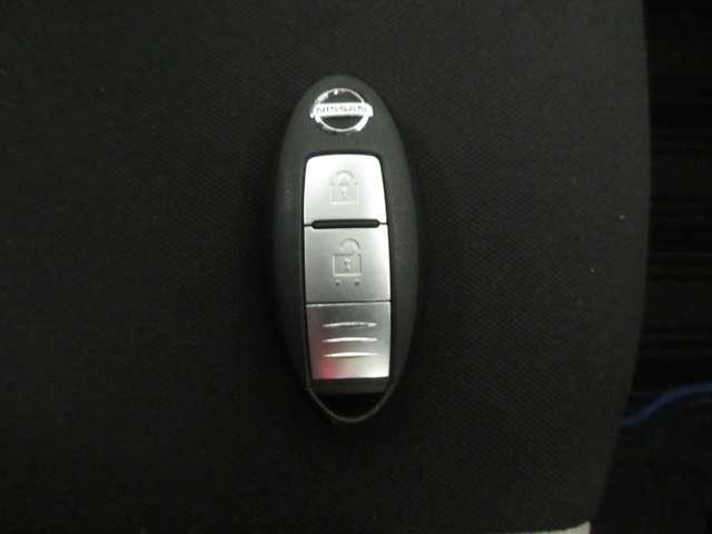 インテリジェントキー　インテリジェントキーを携帯することにより、キーを取り出すことなく全ドア（バックドアを含む）の施錠・解錠やエンジンの始動ができます。