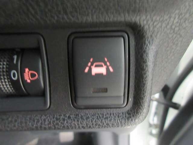 ＬＤＷ（車線逸脱警報）　フロントカメラによりレーンマーカーを検知し、意図せずに走行車線から逸脱しそうな場合、メーター内のディスプレイ表示とブザーで注意を喚起します。