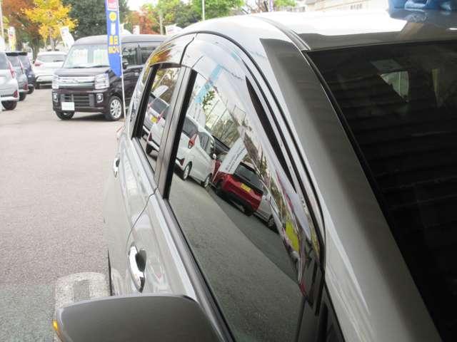 プラスチックバイザー　小雨時にもウインドウガラスを少し開けて、車内の換気ができます。