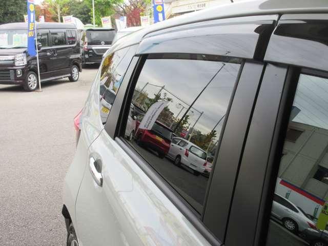 プライバシーリヤガラス　車外からの視線を遮るとともに紫外線もカットします。