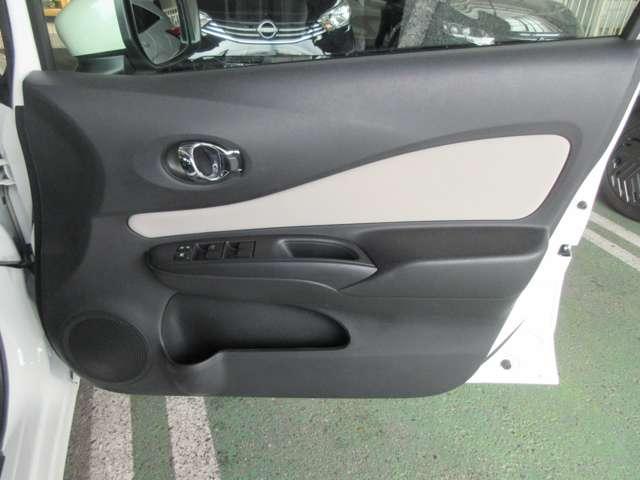 運転席ドア内張り画像です。